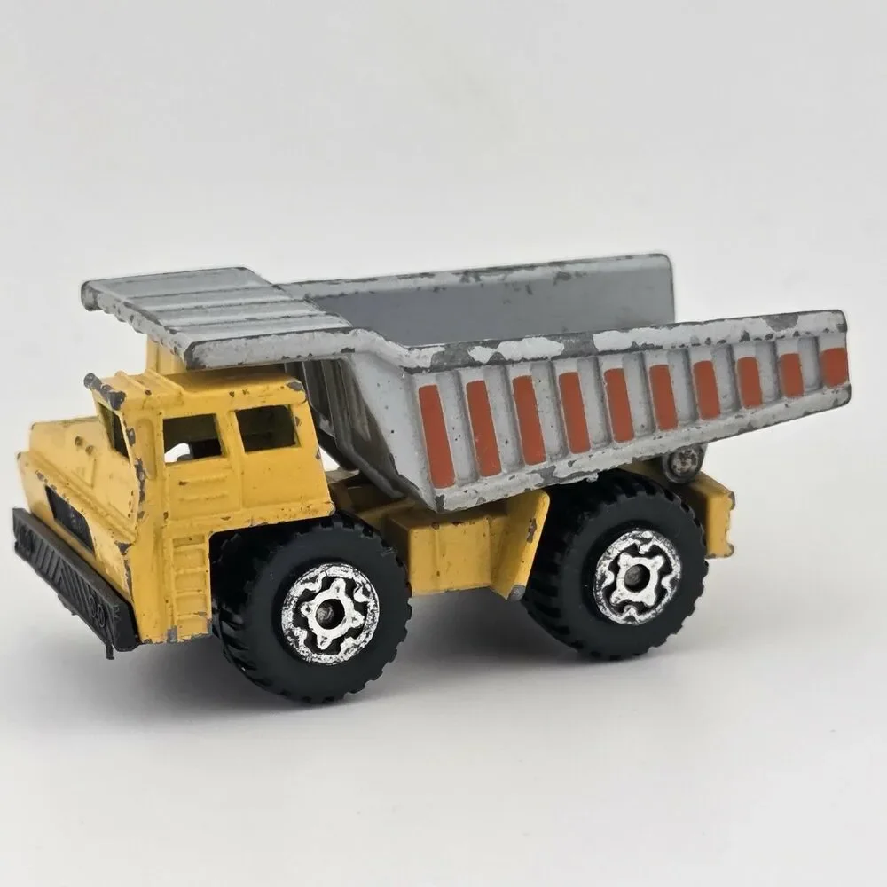 Vintage~1989 Matchbox Int'l LTD~Dump Truck~Yellow with Grey Bed ~1:140